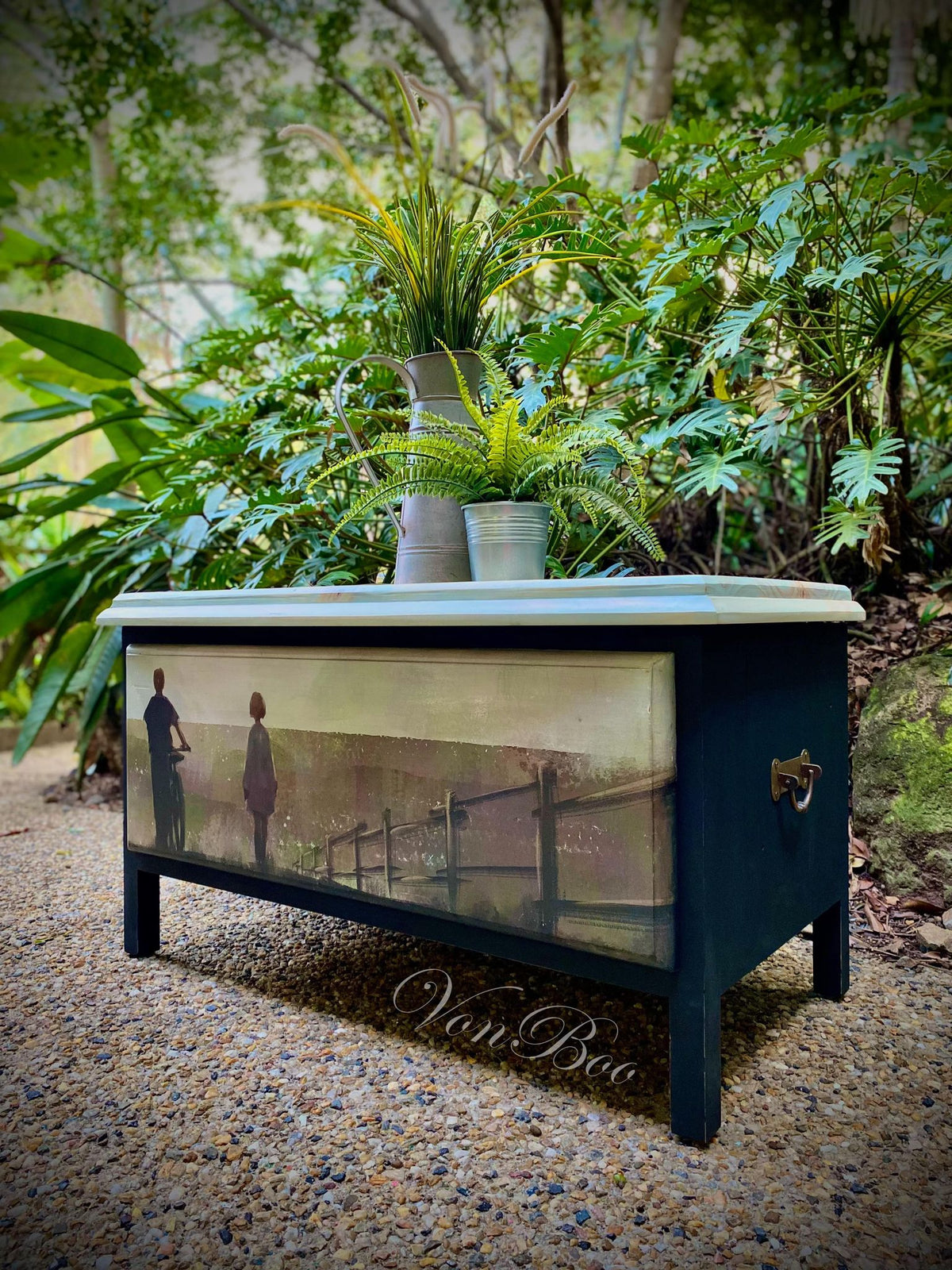 Walking decoupage paper on furniture