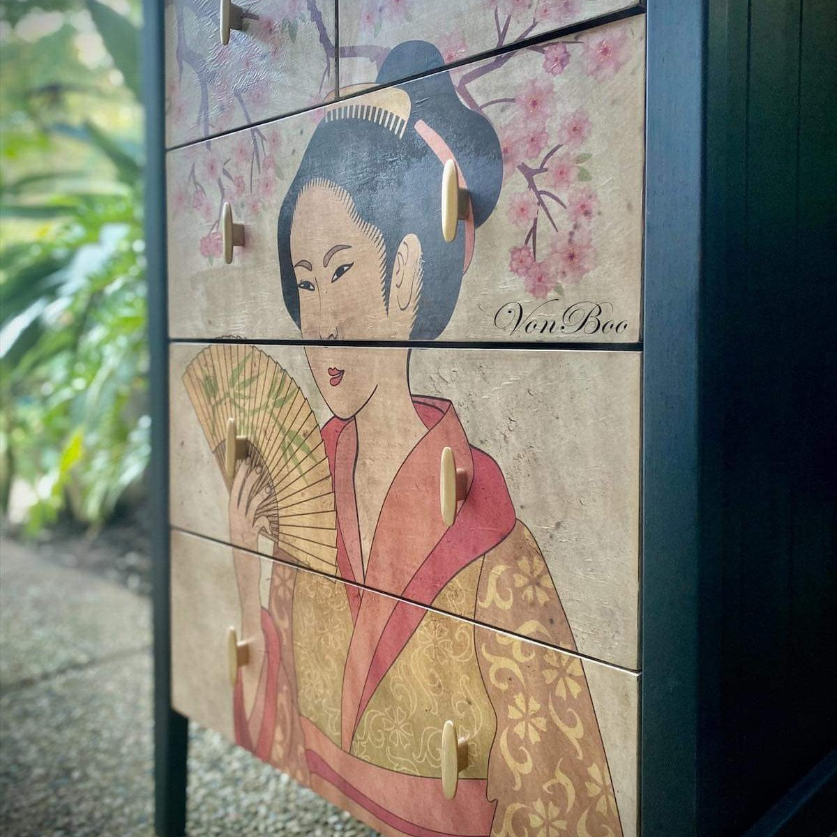Geisha decoupage paper on furniture
