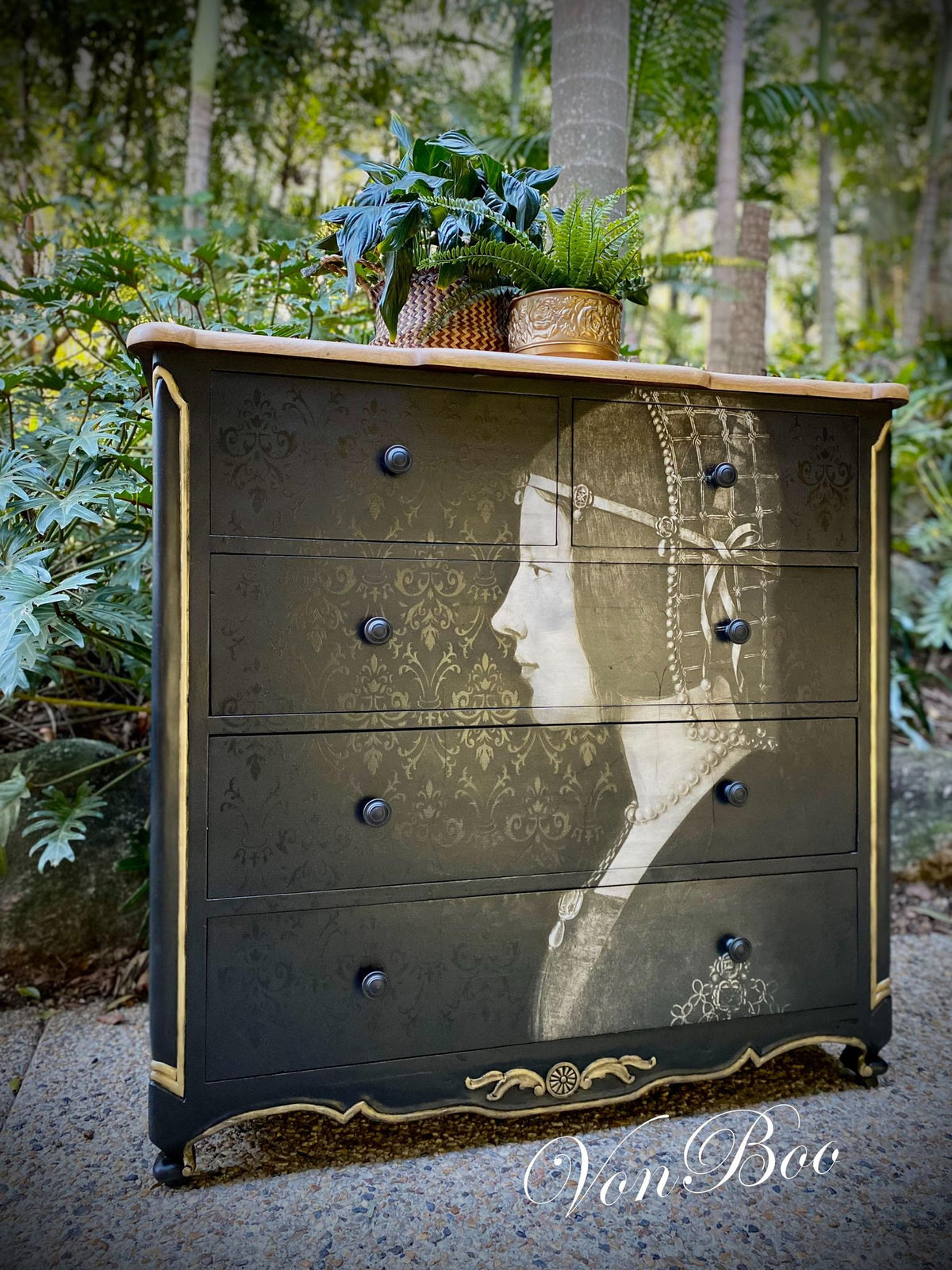 Leonardo's Lady decoupage paper on furniture