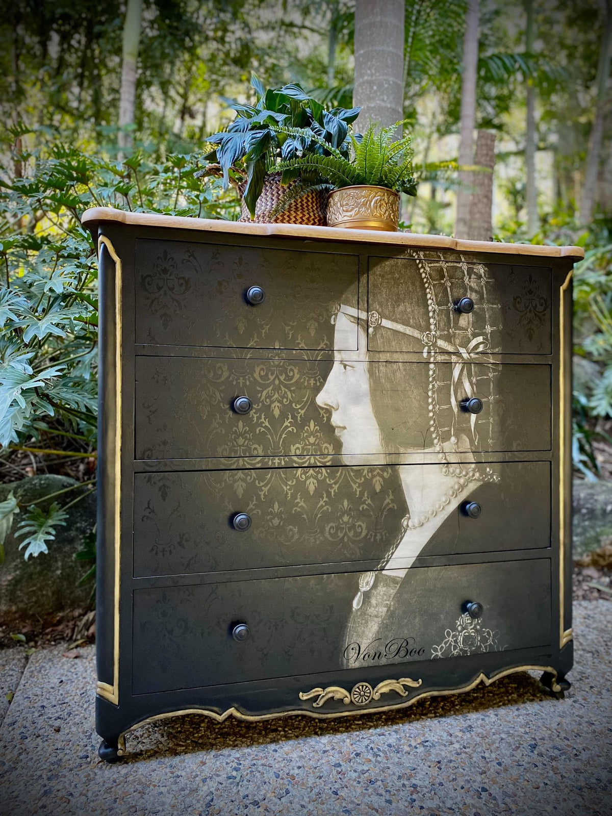 Leonardo's Lady decoupage paper on furniture