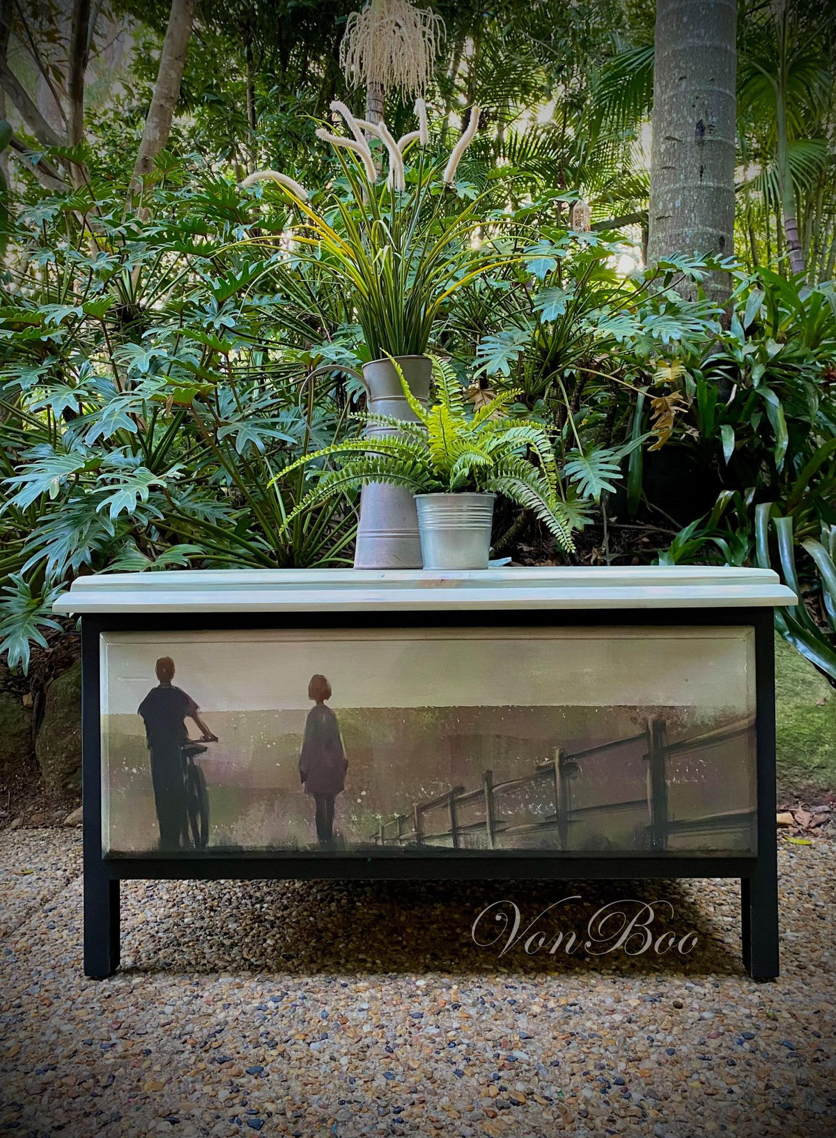 Walking decoupage paper on furniture
