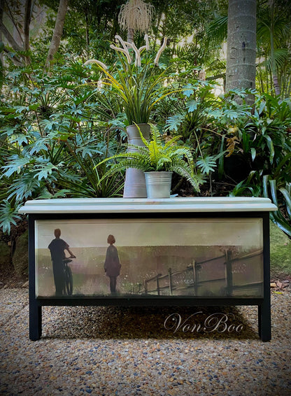 Walking decoupage paper on furniture