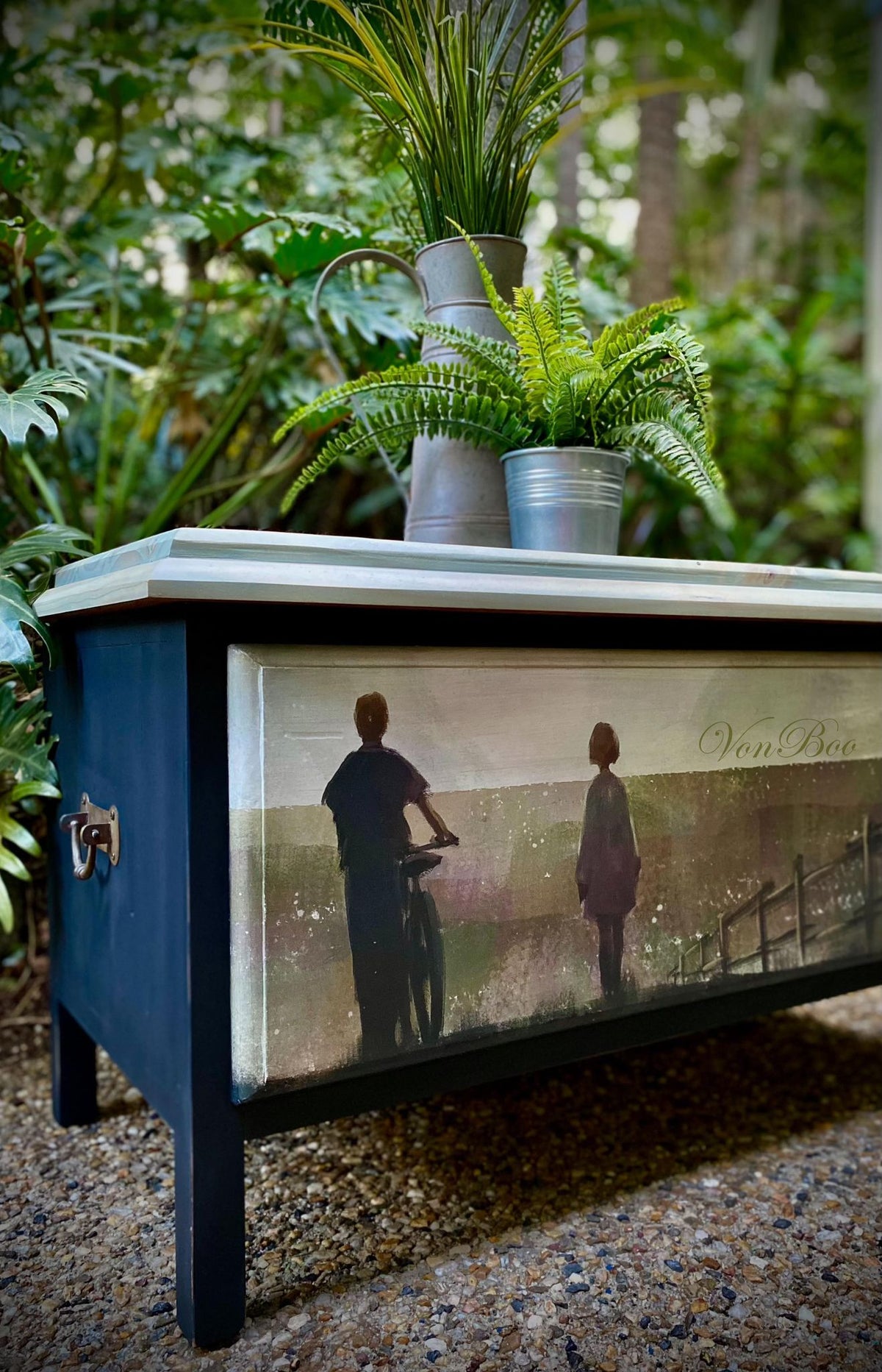 Walking decoupage paper on furniture
