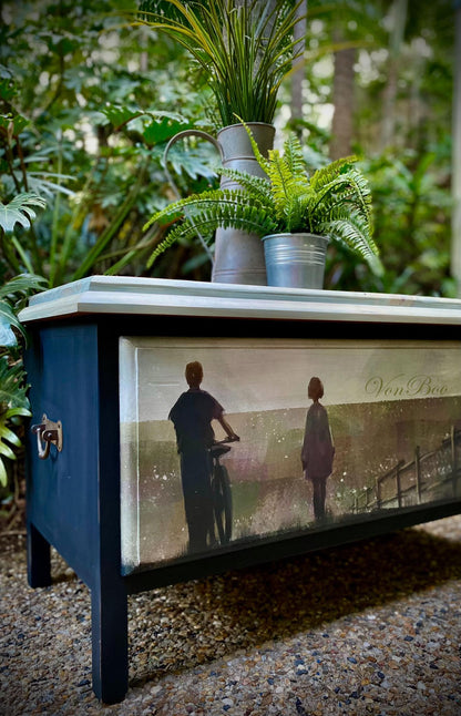 Walking decoupage paper on furniture